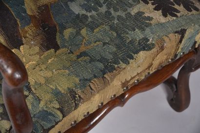Fauteuil en noyer mouluré à dossier plat...