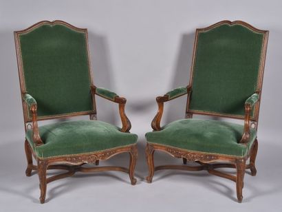 Ensemble de mobilier de salon en noyer mouluré...