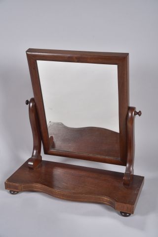 Psyché de toilette en acajou et placage d'acajou...