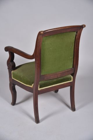 Paire de fauteuils en acajou mouluré et sculpté...