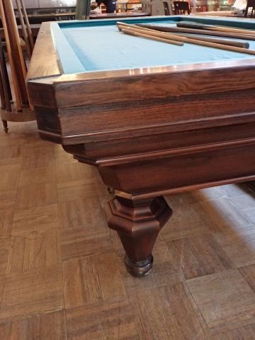 Billard français en palissandre reposant...
