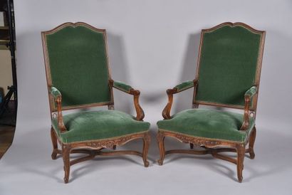 Ensemble de mobilier de salon en noyer mouluré...