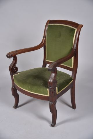 Paire de fauteuils en acajou mouluré et sculpté...