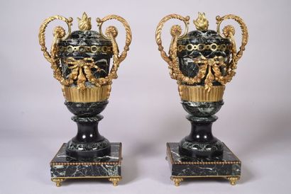 Paire de pots couverts sur piédouche en marbre...