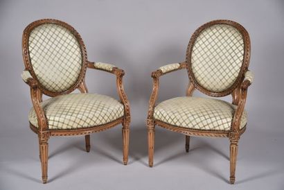 Paire de fauteuils cabriolets en hêtre sculpté,...