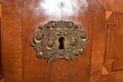 Commode dite sauteuse en bois de placage...