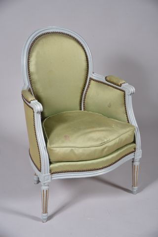 Bergère en bois laqué gris mouluré et sculpté,...