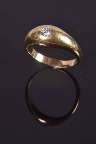 Bague jonc en or jaune (750 millièmes) centrée...
