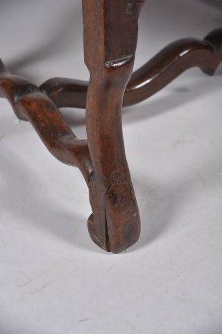 Fauteuil en noyer mouluré à dossier plat...
