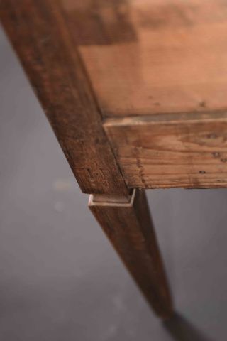 Commode dite sauteuse en bois de placage...
