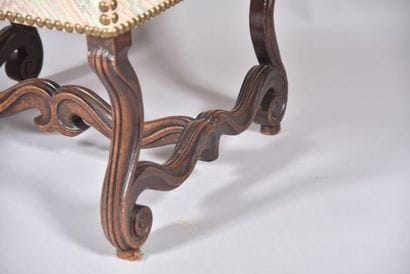 Paire de larges fauteuils en bois naturel...