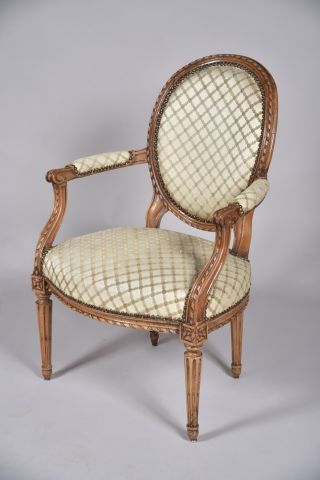 Paire de fauteuils cabriolets en hêtre sculpté,...