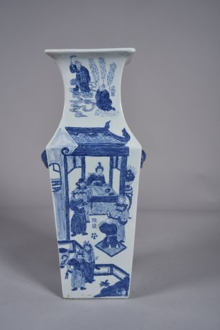 Vase balustre quadrangulaire en porcelaine...