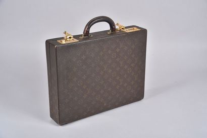 LOUIS VUITTON Paris, attaché case garni de...