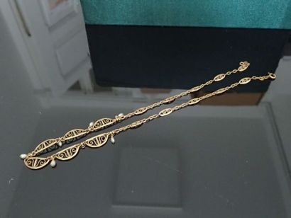 Collier en or jaune à maillons filigrannés...