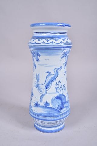 TALAVERA. Albarello en faïence blanc-bleu...