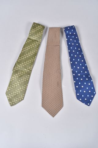 Ensemble de trois cravates en soie comprenant...