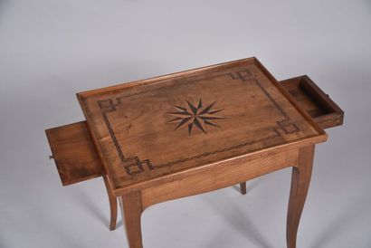 Petite table basse ouvrant à un tiroir en...