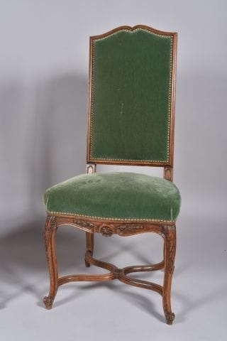 Ensemble de mobilier de salon en noyer mouluré...