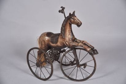 Cheval tricycle en bois peint et métal, avec...