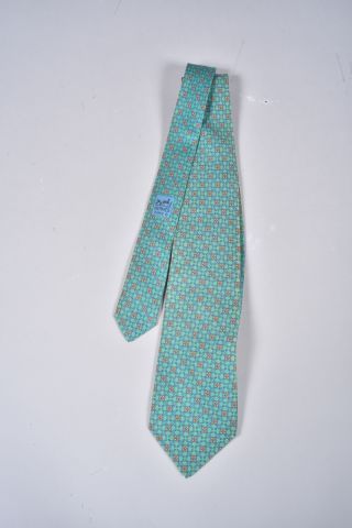 HERMES Paris. Cravate en soie à décor d'entrelacs...