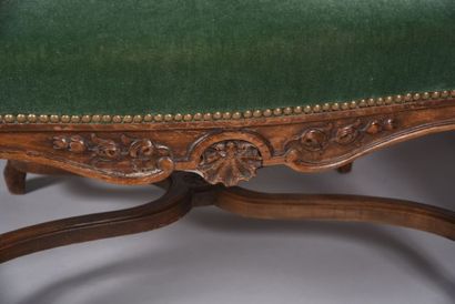 Ensemble de mobilier de salon en noyer mouluré...