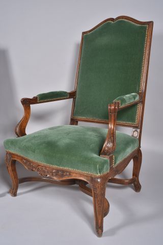 Ensemble de mobilier de salon en noyer mouluré...