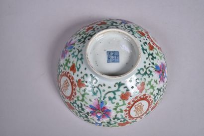 Bol en porcelaine et émaux de la famille...