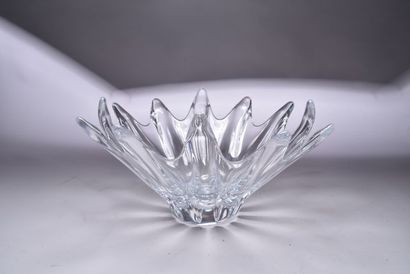 DAUM. Grande coupe à fruits en cristal translucide...