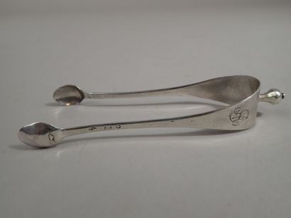 Pince à sucre en argent, chiffrée SM. Poinçon...