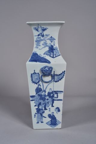 Vase balustre quadrangulaire en porcelaine...
