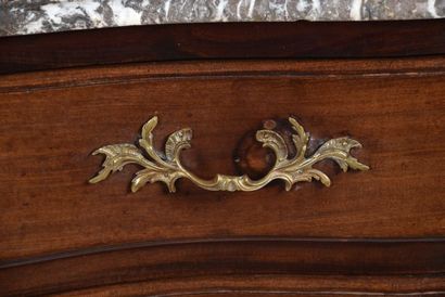 Commode portuaire en acajou à façade galbée...