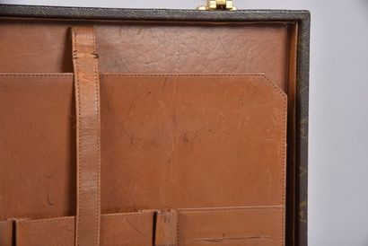 LOUIS VUITTON Paris, attaché case garni de...