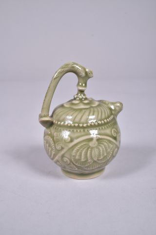 Petite verseuse en porcelaine émaillée céladon,...