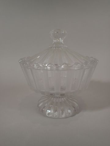 Sucrier couvert en cristal moulé de Baccarat...