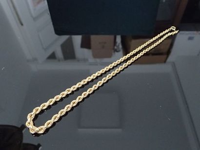 Collier en or jaune à mailles torsadées.

P...