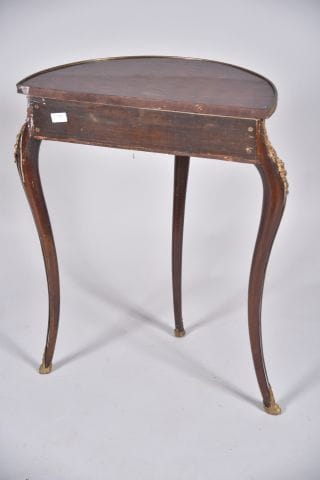 Console en noyer mouluré de forme demi-lune,...
