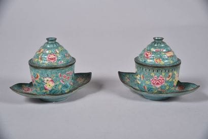 Paire de pots couverts avec leurs dormants...