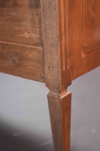 Commode dite sauteuse en bois de placage...