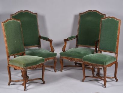 Ensemble de mobilier de salon en noyer mouluré...