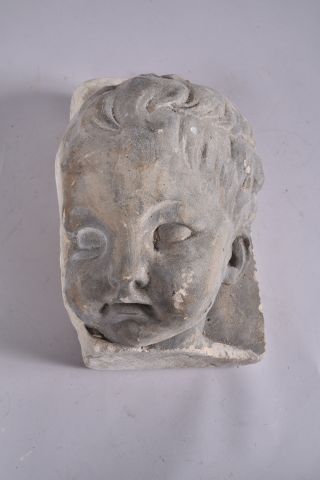 Fragment de tête de putto en pierre calcaire....