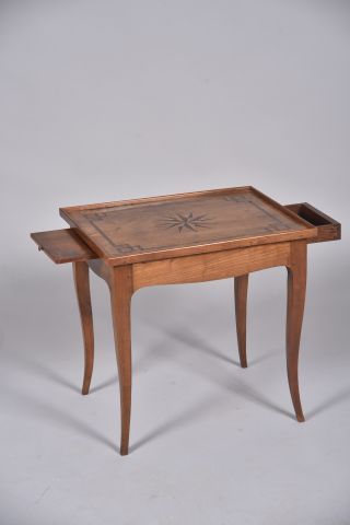 Petite table basse ouvrant à un tiroir en...