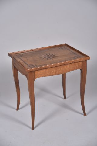 Petite table basse ouvrant à un tiroir en...