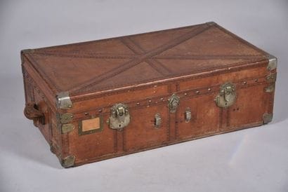 Importante malle de voyage gainée de cuir...