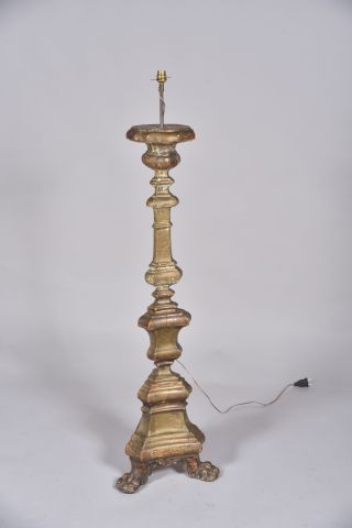 Lampadaire en bois stuqué doré à fût balustre...
