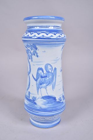 TALAVERA. Albarello en faïence blanc-bleu...