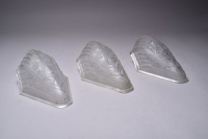 Suite de trois verreries de lustre ou d'appliques...