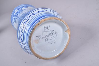 TALAVERA. Albarello en faïence blanc-bleu...