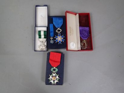 Lot de 4 décorations et une réduction : Croix...