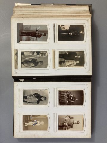 Album photos contenant 75 photographies,...